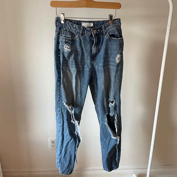 Highly distressed / ripped jeans - Picture 1 of 3